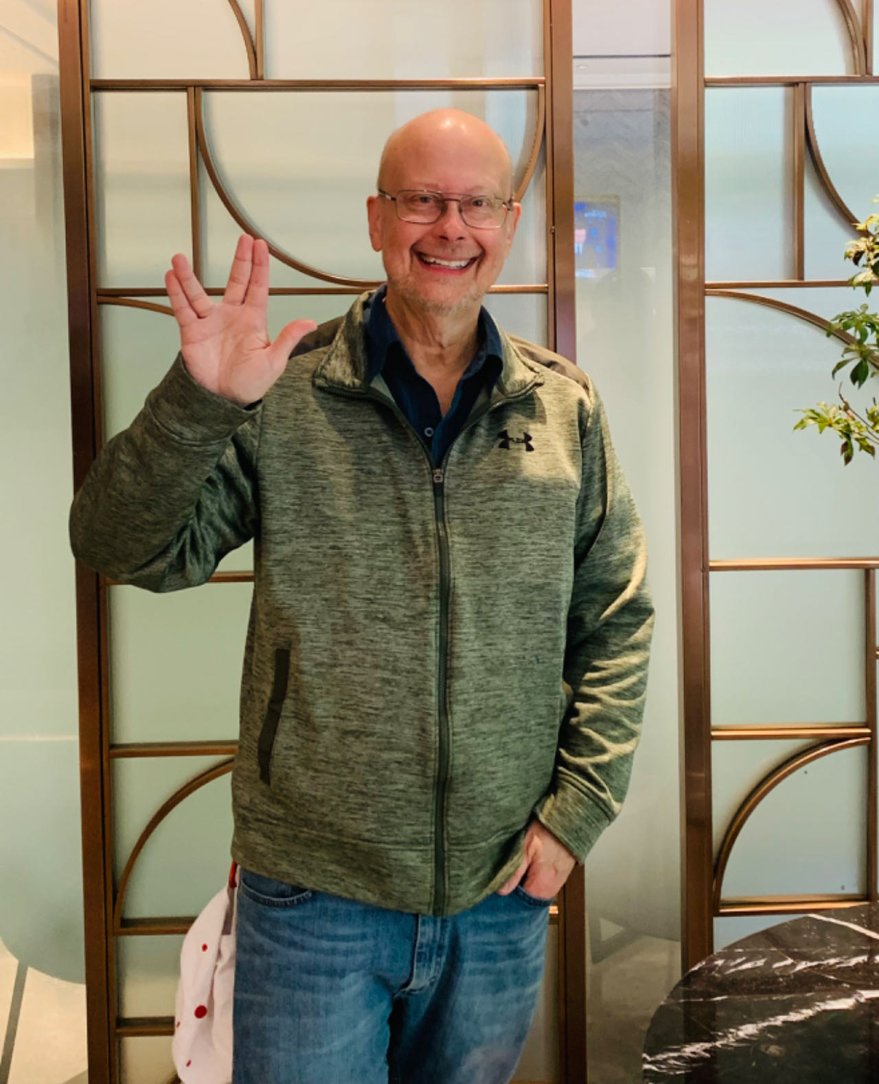 采訪后，羅伯特·索耶擺出了《星際迷航》中瓦肯人的見面禮手勢。程千千 攝