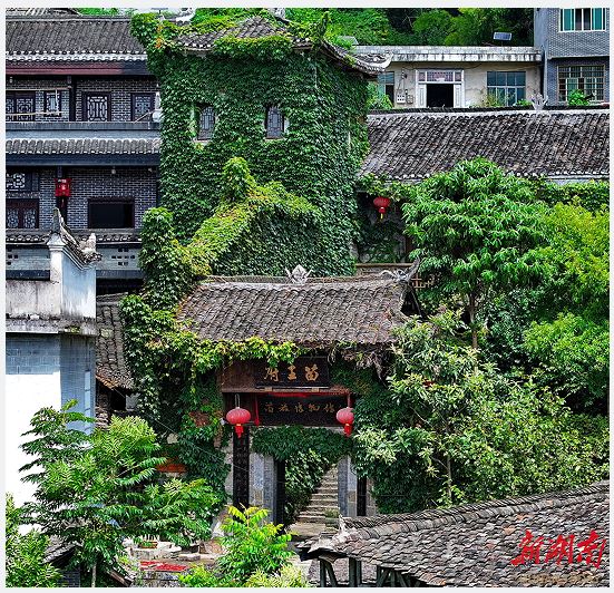 鳳凰縣山江鎮(zhèn)，綠樹(shù)掩映中的中國(guó)苗族博物館。