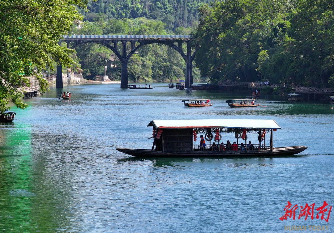 花垣縣邊城鎮(zhèn)，游客乘坐拉拉渡過(guò)河。