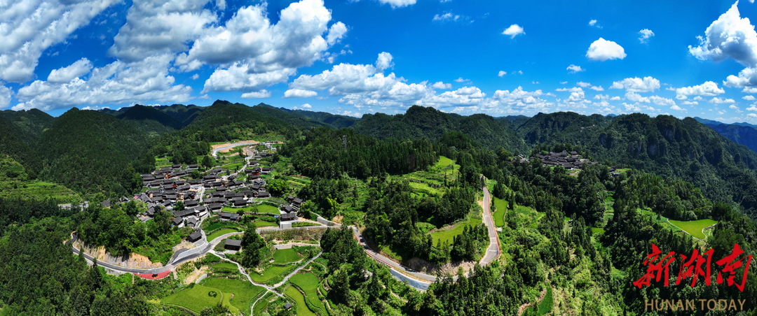 藍(lán)天白云下的花垣縣雙龍鎮(zhèn)十八洞村。