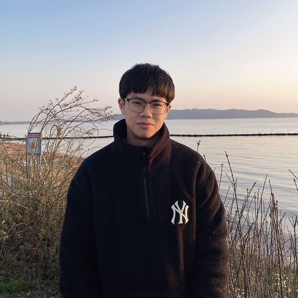 周于旸，1996年生，江蘇蘇州人。小說發(fā)表于《人民文學(xué)》《十月》《小說界》等期刊