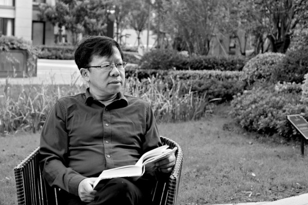 龐余亮，1967年生，現(xiàn)居江蘇靖江。著有長篇小說《薄荷》《丑孩》《有的人》《小不點的大象課》《神童左右左》(系列小說)《看我七十三變》《我們都愛丁大圣》，散文集《半個父親在疼》《小先生》《小蟲子》《頑童馴師記》《紙上的憂傷》，小說集《為小弟請安》《擒賊記》《鼎紅的小愛情》《你們遇上了好辰光》《出嫁時你哭不哭》，詩集《比目魚》《報母親大人書》《五種疲倦》，童話集《銀鐲子的秘密》《躲過九十九次暗殺的螞蟻小朵》等。曾獲得第八屆魯迅文學(xué)獎、第七屆柔剛詩歌年獎、第五屆漢語詩歌雙年十佳、第十三屆萬松浦文學(xué)獎、江蘇省紫金山文學(xué)獎、第二屆孫犁散文獎雙年獎、第二屆揚子江詩學(xué)獎、第九屆冰心散文獎等。