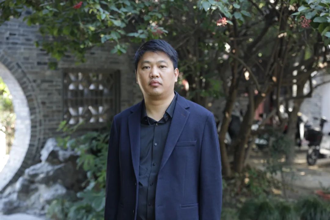 周榮池   江蘇高郵人，揚(yáng)州市青年作家，現(xiàn)為揚(yáng)州市作家協(xié)會(huì)第五屆理事會(huì)主席。著有長(zhǎng)篇小說(shuō)《絕境》《李光榮當(dāng)村官》《單厙》，散文集《隱秘的風(fēng)景》《草木故園》《村莊對(duì)我守口如瓶》等，獲第四屆汪曾祺文學(xué)獎(jiǎng)、第二十屆百花文學(xué)獎(jiǎng)散文獎(jiǎng)。