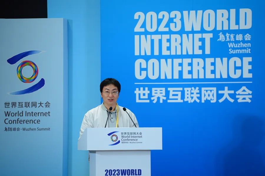 圖為網(wǎng)絡(luò)作家代表愛潛水的烏賊作主旨演講。（新華網(wǎng) 陳競超 攝）