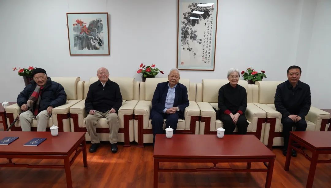 左起：錢理群、嚴家炎、謝冕、盧曉蓉、張宏森
