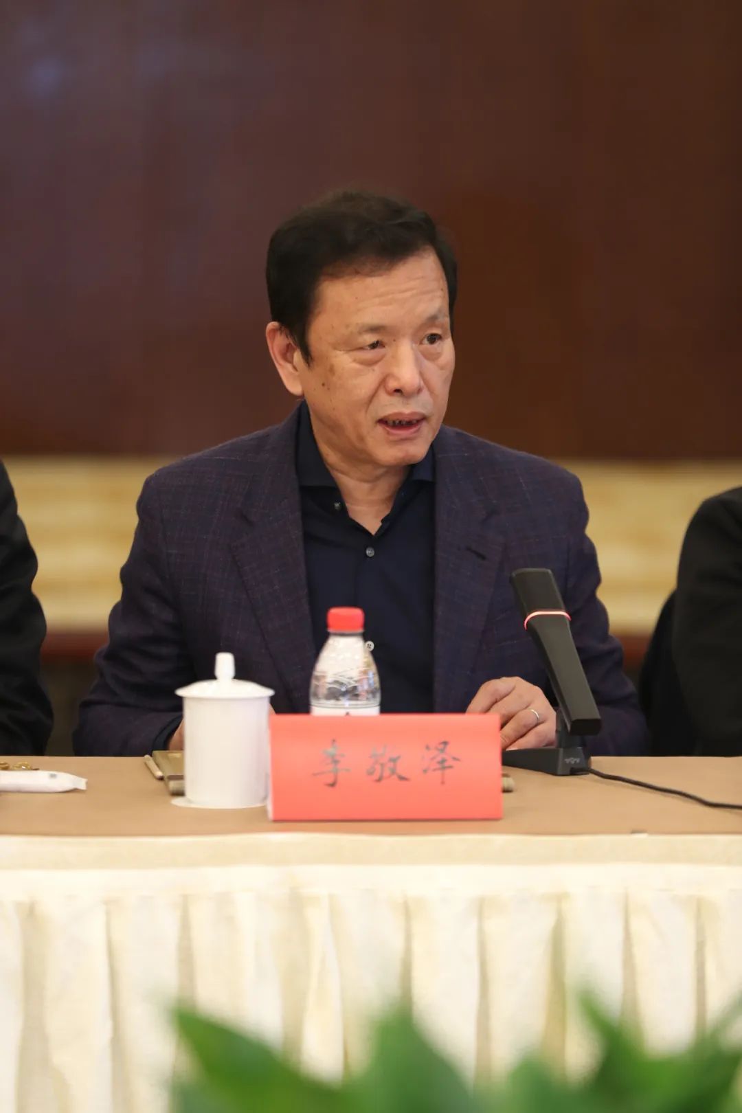 中國作協(xié)黨組成員、副主席、書記處書記李敬澤主持會議