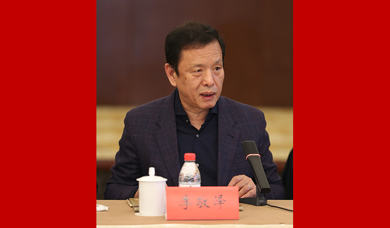 中國作協(xié)黨組成員、副主席、書記處書記李敬澤主持會議