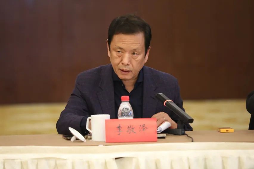 李敬澤主持會議并匯報(bào)“新時(shí)代文學(xué)攀登計(jì)劃”近期工作情況