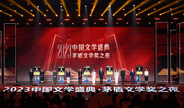 獲獎作品的編輯與5位獲獎作家共同上臺，在鐫刻有獲獎書名、獲獎作者、編輯姓名的書型裝置上留下金色手印