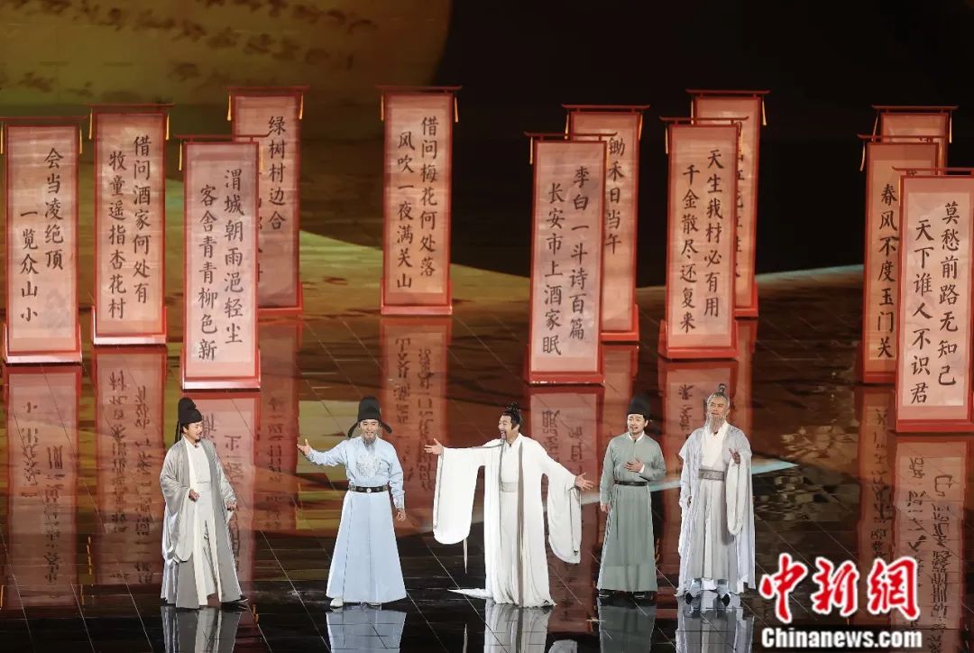 2023年9月，2023北京文化論壇文藝晚會上的情景演繹《雅集》，講述了李白、杜甫、高適、王維、孟浩然，因?yàn)橐环?300多年后的畫相聚在一起的故事。易海菲 攝