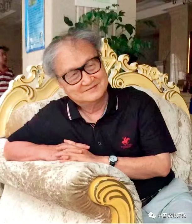 孫紹振簡介：1936年生，祖籍福建長樂，1960年畢業(yè)于北京大學中文系，先后在北京大學中文系、華僑大學中文系任教，1973年奉調(diào)至福建師范大學中文系。1990年至1995年，赴德國、美國、中國香港等多所大學進修、講學、客座研究?，F(xiàn)為福建師范大學文科資深教授、博士生導(dǎo)師，首批全國高校黃大年式教師團隊領(lǐng)銜專家。2021年，福建師范大學獲批教育部基礎(chǔ)學科拔尖學生培養(yǎng)計劃2.0基地——“孫紹振中國語言文學拔尖學生培養(yǎng)基地”。    1953年開始發(fā)表作品。1981年發(fā)表的《新的美學原則在崛起》作為當代新詩發(fā)展的重要文獻進入中國文學史。出版《文學創(chuàng)作論》《論變異》《美的結(jié)構(gòu)》《文學性講演錄》《名作細讀》《文學文本解讀學》等學術(shù)專著三十余部，散文集《美女危險論》等多部。在《中國社會科學》《文學評論》《文學遺產(chǎn)》《文學理論研究》《語文建設(shè)》等國內(nèi)權(quán)威刊物及香港報刊上發(fā)表學術(shù)論文三百多篇，其他短評、雜文、散文、小說、詩歌數(shù)百篇。學術(shù)及創(chuàng)作成果多次獲得教育部高等學?？茖W研究優(yōu)秀成果獎、全國性學會一等獎。曾任中國文藝理論學會副會長、福建省作家協(xié)會副主席、義務(wù)教育課程標準初中語文教材（北京師范大學出版社版）和海峽兩岸合編高中語文教材主編，為國內(nèi)著名文學評論家、文藝理論家、語文教育專家和幽默演講家。