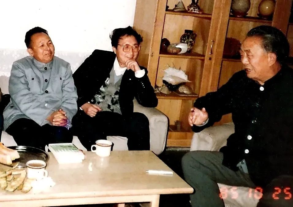 1985年，孫紹振(中間)與謝冕(左一)、艾青(右一)