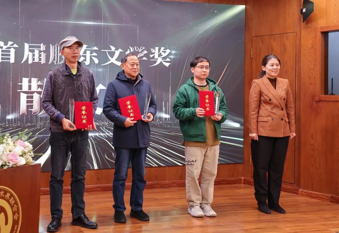 煙臺(tái)市副市長(zhǎng)隋子林（右一）  為散文獎(jiǎng)獲得者耿立、綦國(guó)瑞  郭發(fā)仔（代領(lǐng)）頒獎(jiǎng)