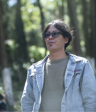 作 者：周明全，復(fù)旦大學(xué)中文系2022級中國現(xiàn)當(dāng)代文學(xué)博士研究生，《大家》雜志主編。著有《隱藏的鋒芒》《“80后”批評家的槍和玫瑰》《70后批評家的聲音》等；與陳思和共同主編《“80后”批評家文叢》《70后批評家文叢》，主編《當(dāng)代著名學(xué)者研究資料叢書》等。曾獲第十四屆中國當(dāng)代文學(xué)研究優(yōu)秀成果獎、《文學(xué)報·新批評》2015年度優(yōu)秀評論新人獎特別獎、2020年南方文學(xué)盛典年度批評家等。
