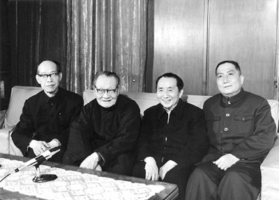 1987年，呂驥（右2）與文藝家鐘敬文（左2）、賈芝（左1）、羅揚(yáng)在一起。作者供圖