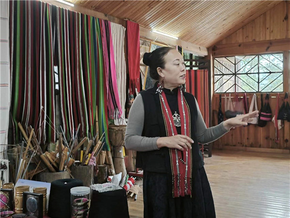 佤族織錦非遺傳承人李憲蘭講解佤族織錦的歷史與傳承。2021年，西盟佤族織錦技藝被列為第五批國家級非物質(zhì)文化遺產(chǎn)代表性項目名錄。在西盟印象佤族織錦非遺工坊內(nèi)，佤族織錦非遺傳承人李憲蘭的佤錦產(chǎn)品琳瑯滿目，“佤族織錦織進的是佤族人民的性格和故事。這幾年，通過不斷嘗試，我們生產(chǎn)的佤族織錦在保留古老的佤族織錦技藝的同時，融入了更多顏色、技藝及創(chuàng)新理念，推出一批更符合現(xiàn)代審美需求的產(chǎn)品，從而達到提高佤族織錦的使用價值和傳播維度的效果，讓佤族織錦更被當下消費者所喜愛?！崩顟椞m說。