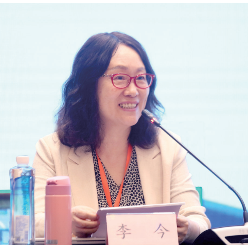 李今 中國人民大學(xué)文學(xué)院教授，主要從事中國現(xiàn)當(dāng)代文學(xué)、漢譯文學(xué)研究。著有《個人主義與五四新文學(xué)》《海派小說與現(xiàn)代都市文化》《三四十年代蘇俄漢譯文學(xué)論》《二十世紀(jì)中國翻譯文學(xué)史（第3卷）》《意義的生成一一現(xiàn)代中國文學(xué)作品細(xì)讀集》《魯濱孫變形記：漢譯文學(xué)改寫現(xiàn)象研究》等；譯有利里安·弗斯特《浪漫主義》、R.L.布魯特《論幻想與想象》；主編《漢譯文學(xué)序集》（18卷）；主持國家社科基金重大項(xiàng)目“現(xiàn)代漢譯文學(xué)編年考錄（期刊編，1896—1949）”并主編其數(shù)據(jù)庫。