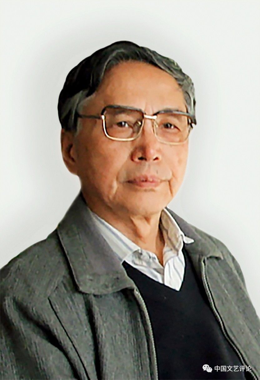 錢中文簡(jiǎn)介：1932年11月生，江蘇無錫人。1955年畢業(yè)于中國(guó)人民大學(xué)俄語(yǔ)系，1955—1959年就讀于莫斯科大學(xué)研究生部俄羅斯語(yǔ)言文學(xué)系?，F(xiàn)為中國(guó)社會(huì)科學(xué)院榮譽(yù)學(xué)部委員、文學(xué)研究所研究員、研究生院教授、博士生導(dǎo)師(自1987年起)，中國(guó)作家協(xié)會(huì)全國(guó)委員會(huì)榮譽(yù)委員，中國(guó)中外文藝?yán)碚搶W(xué)會(huì)名譽(yù)會(huì)長(zhǎng)。曾任中國(guó)社會(huì)科學(xué)院文學(xué)所文藝?yán)碚撗芯渴抑魅巍⒈容^文學(xué)研究室主任、《文學(xué)評(píng)論》主編、學(xué)術(shù)委員會(huì)委員，國(guó)務(wù)院學(xué)位委員會(huì)中國(guó)語(yǔ)言文學(xué)學(xué)科評(píng)議組成員與召集人。著有《果戈理及其諷刺藝術(shù)》、《現(xiàn)實(shí)主義和現(xiàn)代主義》、《文學(xué)原理——發(fā)展論》(后改為《文學(xué)發(fā)展論》)、《文學(xué)理論流派與民族文化精神》、《文學(xué)理論：走向交往對(duì)話的時(shí)代》、《新理性精神文學(xué)論》、《錢中文學(xué)術(shù)文化隨筆》、《自律與他律》(合著)、《錢中文文集》韓國(guó)版4卷本、《文學(xué)理論：求索與反思》、《新理性精神與當(dāng)代文論建設(shè)》、《現(xiàn)代性與當(dāng)代文學(xué)理論》、《桐蔭夢(mèng)痕》、《文學(xué)的鄉(xiāng)愁》等，有《錢中文文集》5卷本問世。主編《巴赫金全集》譯文7卷、《讀世界》6種、《文學(xué)理論建設(shè)叢書》7種；合作主編多種論文集、《新時(shí)期文藝學(xué)建設(shè)叢書》36種、《現(xiàn)代外國(guó)文藝?yán)碚撟g叢》14種。合譯有長(zhǎng)篇小說《現(xiàn)代牧歌》([俄]謝德林著)等。