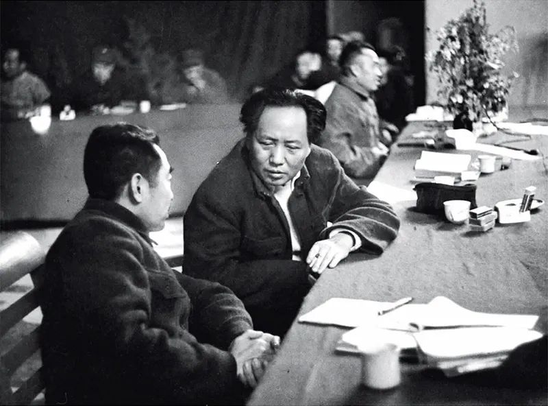 1945年召開的黨的七大，確立毛澤東思想為黨的指導思想，使全黨在思想上政治上組織上達到空前統(tǒng)一和團結(jié)。圖為毛澤東、周恩來、朱德同志在七大主席臺上。 新華社發(fā)
