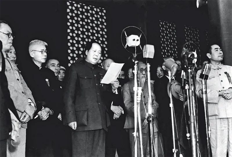 1949年10月1日下午3時，開國大典在天安門廣場隆重舉行。毛澤東同志莊嚴宣告：“中華人民共和國中央人民政府今天成立了?！?新華社發(fā)