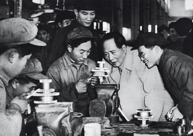 毛澤東同志作為中國現(xiàn)代化事業(yè)的開拓者，一生都在為中國這樣一個古老的東方大國實現(xiàn)現(xiàn)代化而上下求索，建立了不朽功勛。圖為1956年，毛澤東同志視察天津拖拉機廠（資料圖片）。