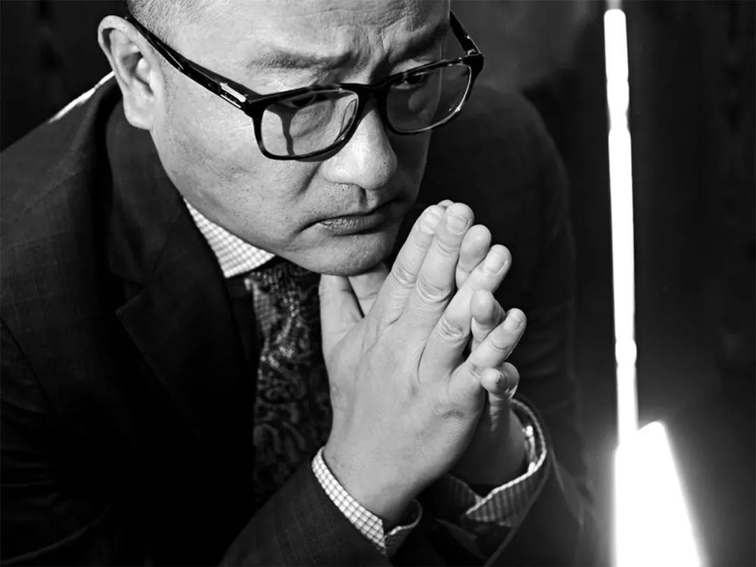 王小帥，中國獨(dú)立電影先鋒導(dǎo)演、編劇，畢業(yè)于北京電影學(xué)院導(dǎo)演系。《青紅》《左右》《地久天長》《闖入者》等代表作在戛納、柏林、威尼斯等國際影展屢獲殊榮，是最具國際影響力的中國導(dǎo)演之一。曾獲柏林電影節(jié)最佳編劇獎(jiǎng)，著有散文書信集《薄薄的故鄉(xiāng)》。