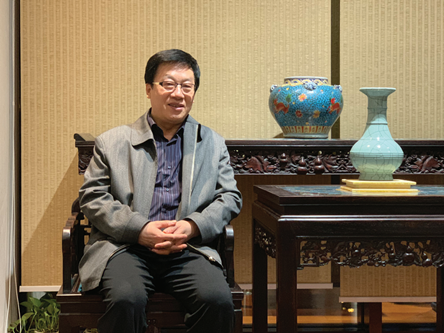 張平，生于西安。歷任山西省作家協(xié)會(huì)主席、中國(guó)作協(xié)副主席、中國(guó)文聯(lián)副主席等。曾任山西省副省長(zhǎng)、民盟中央副主席等職。主要作品有《祭妻》《姐姐》《孤兒淚》《法撼汾西》《天網(wǎng)》《兇犯》《紅雪》《抉擇》《十面埋伏》《國(guó)家干部》《重新生活》《生死守護(hù)》等，獲茅盾文學(xué)獎(jiǎng)、國(guó)家圖書獎(jiǎng)等。長(zhǎng)篇作品均被改編為電影、電視連續(xù)劇并多次獲獎(jiǎng)。作品已譯入英、法、俄、日、葡等多國(guó)文字。