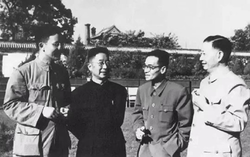 華羅庚（左一）、老舍（左二）、梁思成（右二）、梅蘭芳（右一）的合影