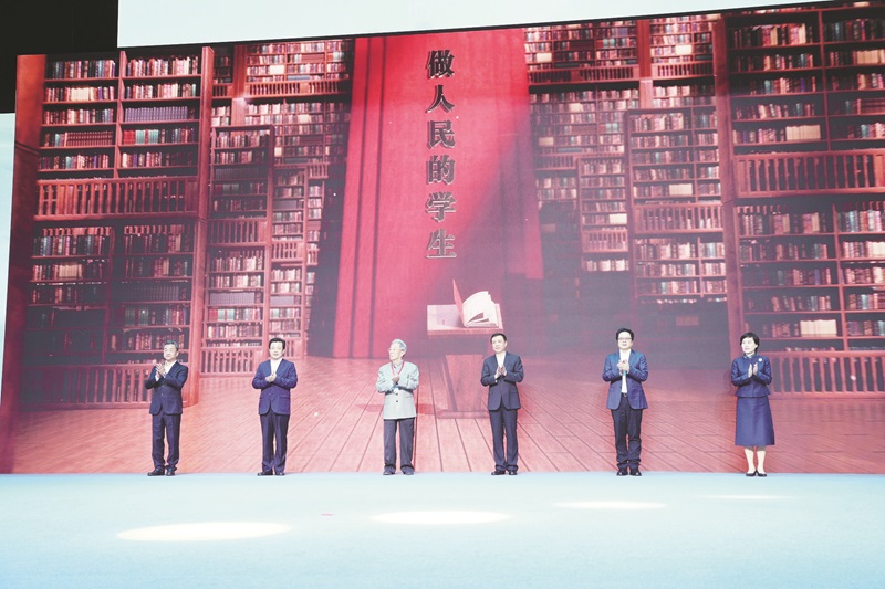 在湖南益陽(yáng)舉行的以“做人民的學(xué)生”為主題的中國(guó)作協(xié)“作家活動(dòng)周”暨中國(guó)作家“益陽(yáng)文學(xué)周”開幕式現(xiàn)場(chǎng)。