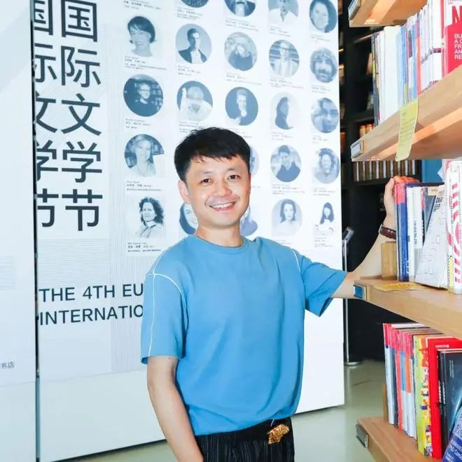 楊慶祥，1980 年生。詩人、批評家。博士，中國人民大學(xué)文學(xué)院副院長、教授、博士生導(dǎo)師。主要作品有批評集《80 后，怎么辦？》《新時代文學(xué)寫作景觀》，詩集《我選擇哭泣和愛你》《世界等于零》，隨筆集《一種模仿的精神生活》等。