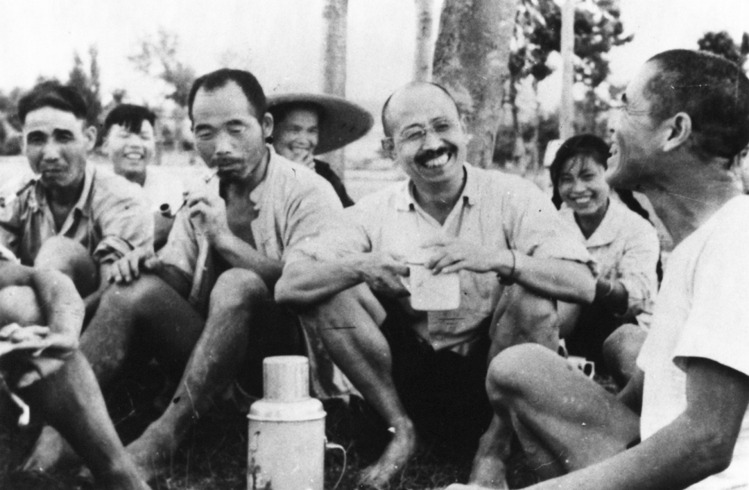 20世紀60年代柳青與鄉(xiāng)親們在一起（中國現(xiàn)代文學館收藏，中國現(xiàn)代文學館提供協(xié)助）
