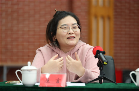 自由發(fā)言環(huán)節(jié)，“兩新”作家們暢所欲言、熱烈討論