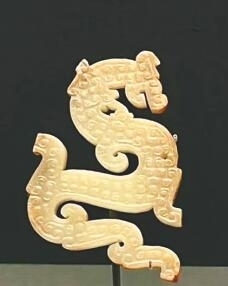 戰(zhàn)國龍形玉飾。 海南日報(bào)記者 王赫 攝