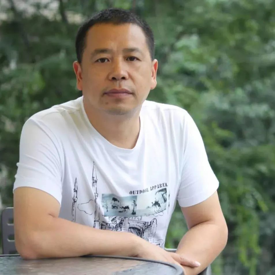 盧一萍  中國作家協(xié)會會員，曾任成都軍區(qū)文藝創(chuàng)作室副主任，2016年退役，現(xiàn)為成都文學院簽約作家。著有長篇小說《白山》《激情王國》《我的絕代佳人》，小說集《帕米爾情歌》《天堂灣》《父親的荒原》《名叫月光的駿馬》《大震》《無名之地》，長篇紀實文學《八千湘女上天山》《祭奠阿里》，隨筆集《世界屋脊之書》等作品三十余部。曾獲中宣部“五個一工程”獎、解放軍文藝獎、四川文學獎、《上海文學》獎等獎項，入選收獲文學榜、芙蓉文學雙年榜。