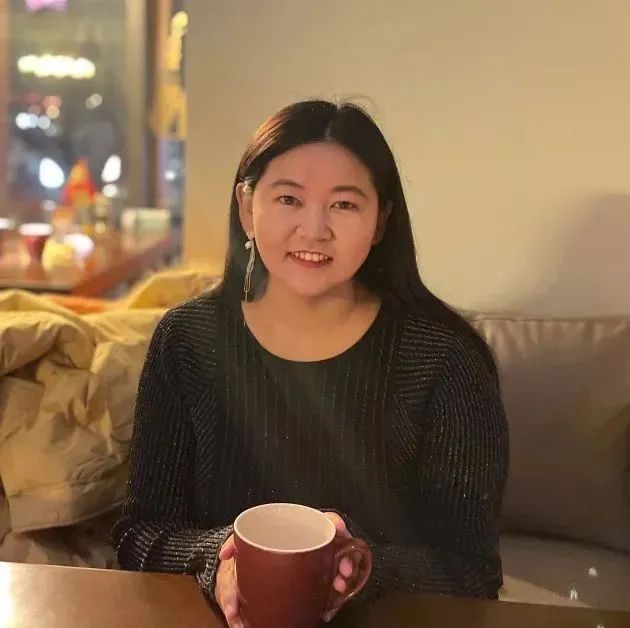 孔呂磊  孔呂磊，女，1993年生，陜西吳堡人。有散文、詩歌、評論等發(fā)表于《人民文學》《美文》《作家》《散文》《新文學評論》等刊物。從事文學編輯工作多年，責編圖書獲多種獎項?，F(xiàn)為《小說評論》編輯。