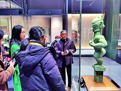 豎披發(fā)青銅人像引人矚目。本報記者 任鵬攝/光明圖片