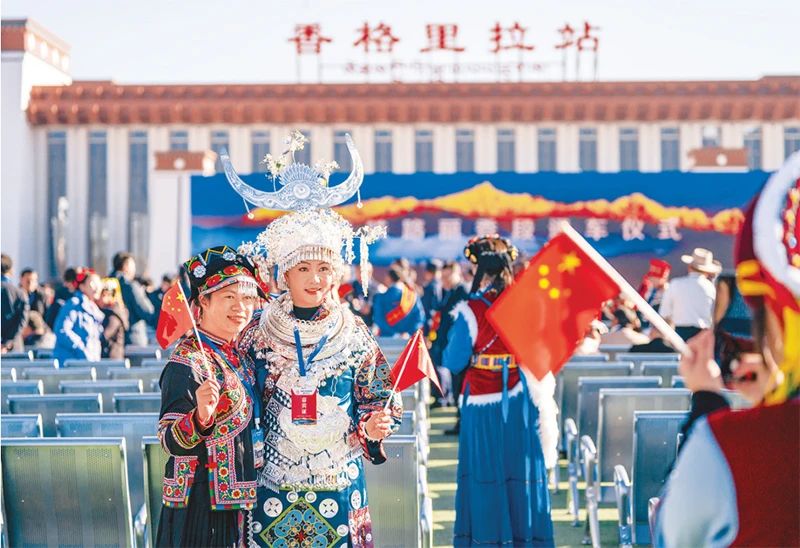 2023年11月26日，麗江至香格里拉鐵路開通運(yùn)營(yíng)。麗香鐵路起自云南省麗江市玉龍納西族自治縣麗江站，接入云南省迪慶藏族自治州香格里拉市香格里拉站，穿越青藏高原橫斷山區(qū)腹地，途經(jīng)多個(gè)民族聚集地。圖為麗香鐵路開通當(dāng)日，參加通車儀式的少數(shù)民族代表拍照留念。 新華社記者 陳欣波/攝