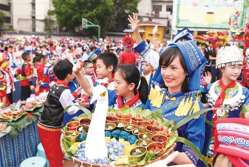 2023年4月20日，廣西南寧市逸夫小學(xué)舉行2023“壯族三月三”暨“鑄牢中華民族共同體意識(shí)”主題教育活動(dòng)。色彩繽紛的民族服裝、民族風(fēng)情濃郁的歌舞表演、多種多樣的特色美食，讓校園處處洋溢著歡樂。 新華社記者 周華/攝