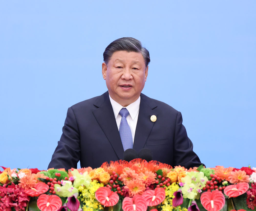 2023年10月18日上午，習(xí)近平在北京人民大會(huì)堂出席第三屆“一帶一路”國(guó)際合作高峰論壇開(kāi)幕式并發(fā)表題為《建設(shè)開(kāi)放包容、互聯(lián)互通、共同發(fā)展的世界》的主旨演講。新華社記者 王曄 攝
