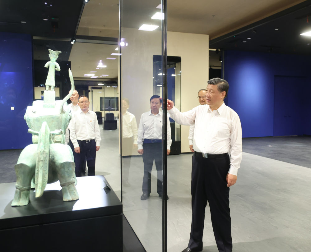 2023年7月26日下午，習(xí)近平在位于四川省德陽(yáng)市廣漢市的三星堆博物館新館參觀。新華社記者 鞠鵬 攝