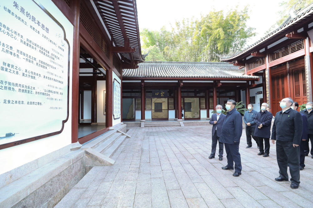 2021年3月22日，習(xí)近平在福建省南平武夷山朱熹園，了解朱熹生平及理學(xué)研究等情況。新華社記者 鞠鵬 攝