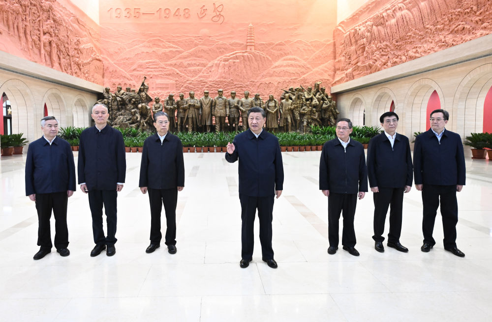 2022年10月27日，習(xí)近平在延安革命紀(jì)念館參觀《偉大歷程——中共中央在延安十三年歷史陳列》結(jié)束時(shí)發(fā)表重要講話。新華社記者 燕雁 攝