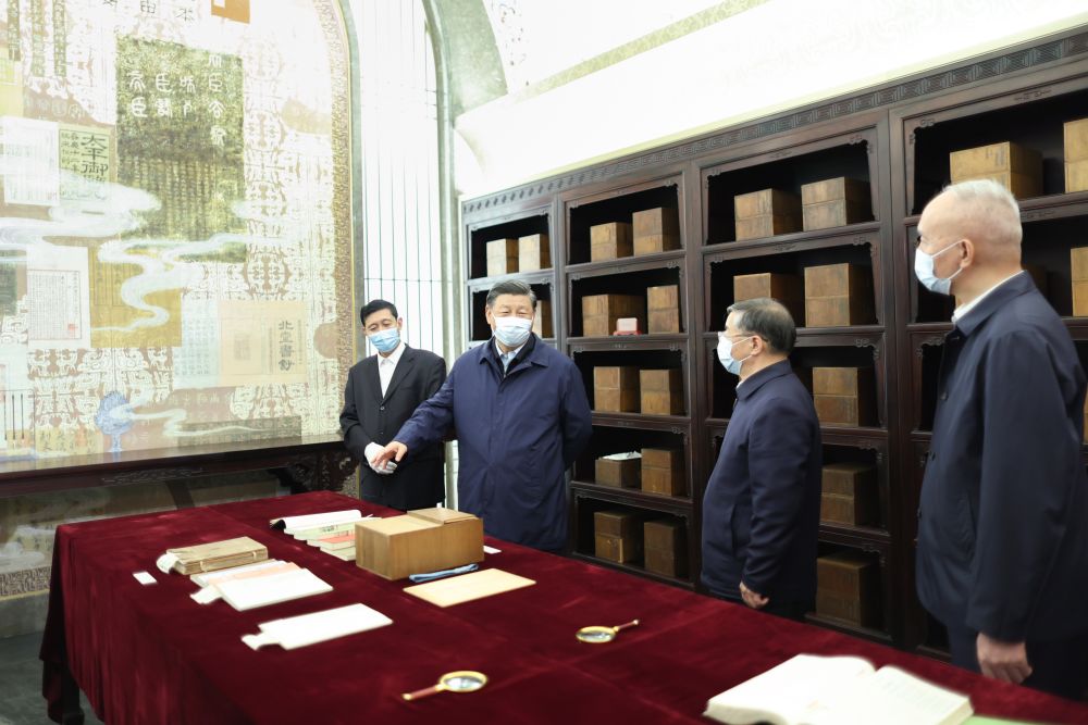 2023年6月1日下午，習(xí)近平在位于北京的中國(guó)國(guó)家版本館考察時(shí)，在蘭臺(tái)洞庫(kù)了解館藏精品版本保存情況。新華社記者 鞠鵬 攝