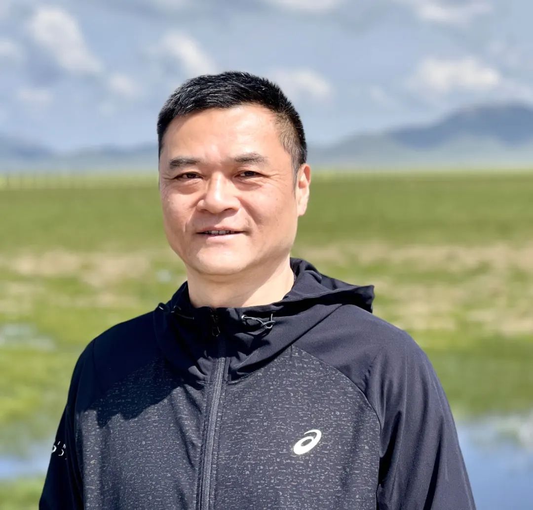 王嘯峰：一九六九年出生，蘇州人。在《人民文學(xué)》《收獲》《青年文學(xué)》《十月》《花城》《鐘山》等刊發(fā)表作品逾百萬字，被《小說選刊》《小說月報(bào)》等多家選刊轉(zhuǎn)載。出版散文集《蘇州煙雨》《吳門夢憶》，小說集《虎嗅》《通古斯記憶》《隱秘花園》《浮生流年》等。曾獲紫金山文學(xué)獎(jiǎng)、《鐘山》文學(xué)獎(jiǎng)、葉圣陶文學(xué)獎(jiǎng)等獎(jiǎng)項(xiàng)。