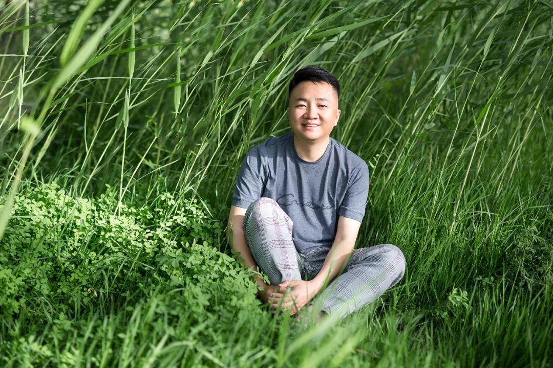 韓松落，著有《春山夜行》《我口袋里的星辰如沙礫》《竊美記》《為了報(bào)仇看電影》《我們的她們》等，出版音樂(lè)專(zhuān)輯《靠記憶過(guò)冬的鳥(niǎo)》。曾擔(dān)任華語(yǔ)電影傳媒大獎(jiǎng)、平遙國(guó)際電影展、迷影精神賞等多項(xiàng)電影獎(jiǎng)評(píng)委。曾獲第二屆“短篇小說(shuō)雙年獎(jiǎng)”首獎(jiǎng)、刀鋒圖書(shū)獎(jiǎng)等獎(jiǎng)項(xiàng)。