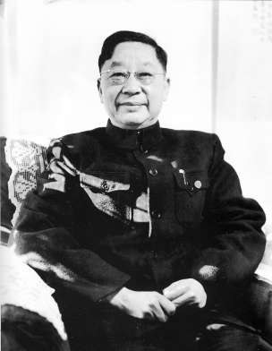 50年代末，老舍在北京寓所客廳。