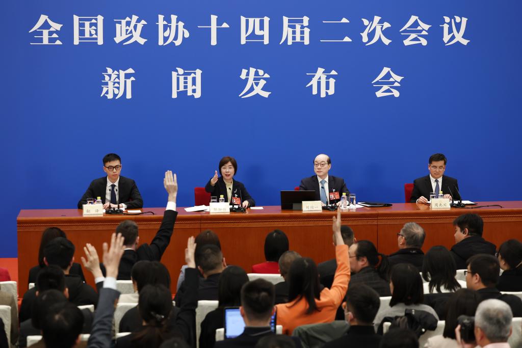3月3日，全國政協(xié)十四屆二次會議新聞發(fā)布會在北京人民大會堂舉行。大會新聞發(fā)言人劉結(jié)一向中外媒體介紹本次大會有關(guān)情況并回答記者提問。這是記者在發(fā)布會上舉手提問。新華社記者 金立旺 攝