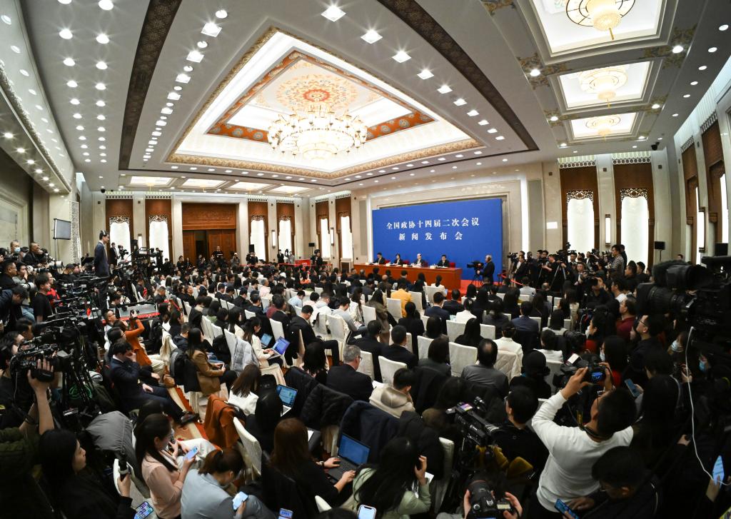 3月3日，全國政協(xié)十四屆二次會議新聞發(fā)布會在北京人民大會堂舉行。大會新聞發(fā)言人劉結(jié)一向中外媒體介紹本次大會有關(guān)情況并回答記者提問。?新華社記者 陳曄華 攝