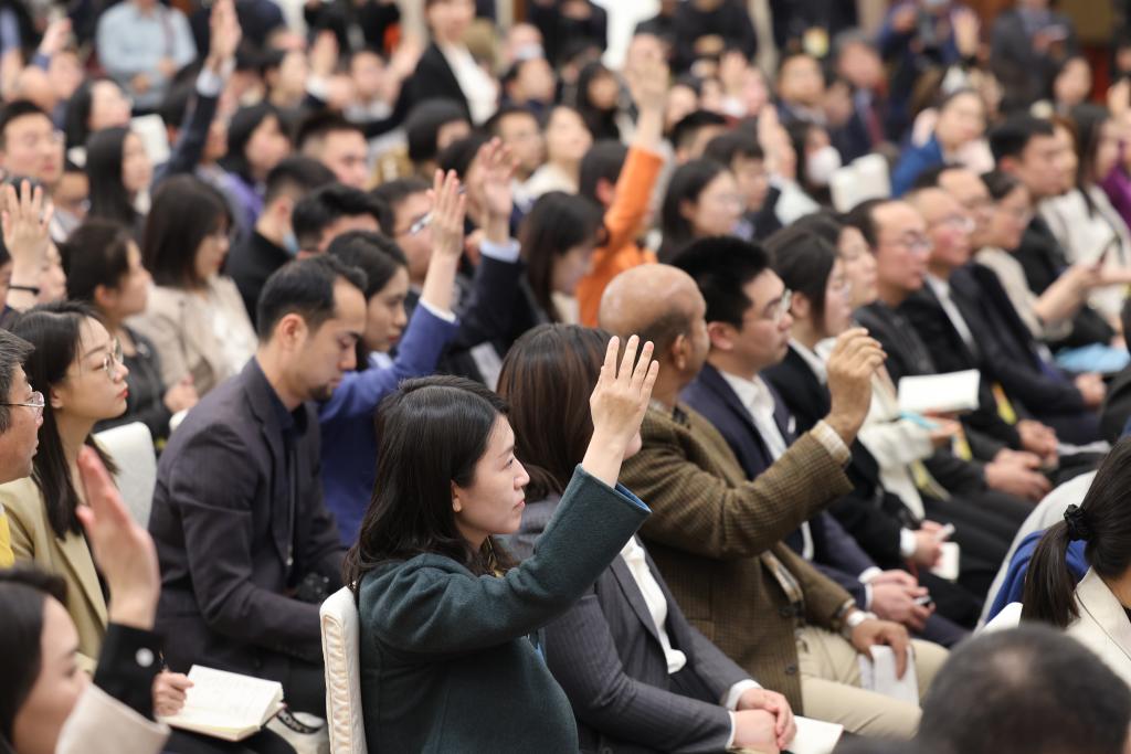 3月3日，全國政協(xié)十四屆二次會議新聞發(fā)布會在北京人民大會堂舉行。大會新聞發(fā)言人劉結(jié)一向中外媒體介紹本次大會有關(guān)情況并回答記者提問。這是記者在發(fā)布會上舉手提問。?新華社記者 邢廣利 攝