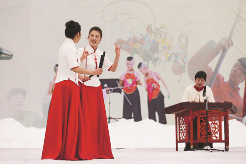 2月21日，演員在河南省平頂山市寶豐縣馬街書會表演河南墜子《咱們的中國節(jié)》。 （新華社發(fā) 何五昌 攝）
